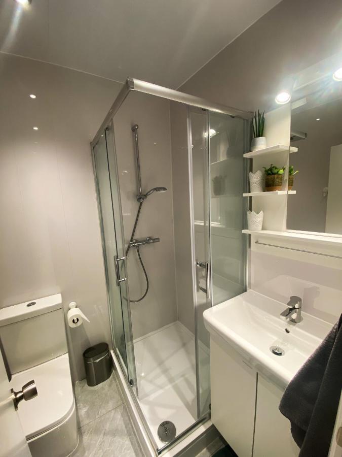 Lovely One Bedroom Flat In The Heart Of Londra Exterior foto
