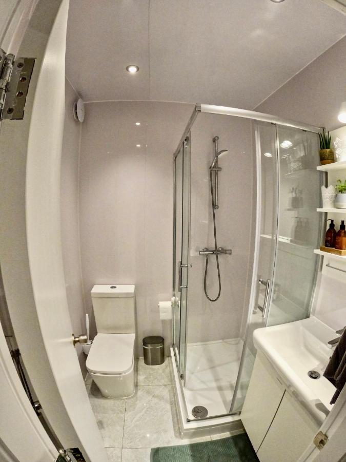 Lovely One Bedroom Flat In The Heart Of Londra Exterior foto